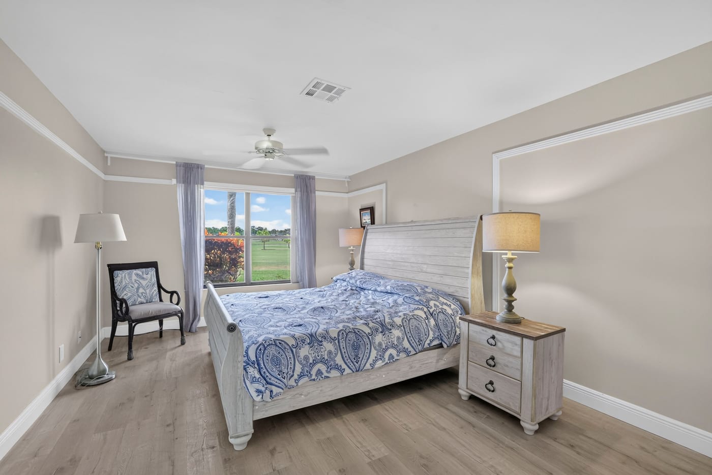 Before batchlook: Guest room, emptied