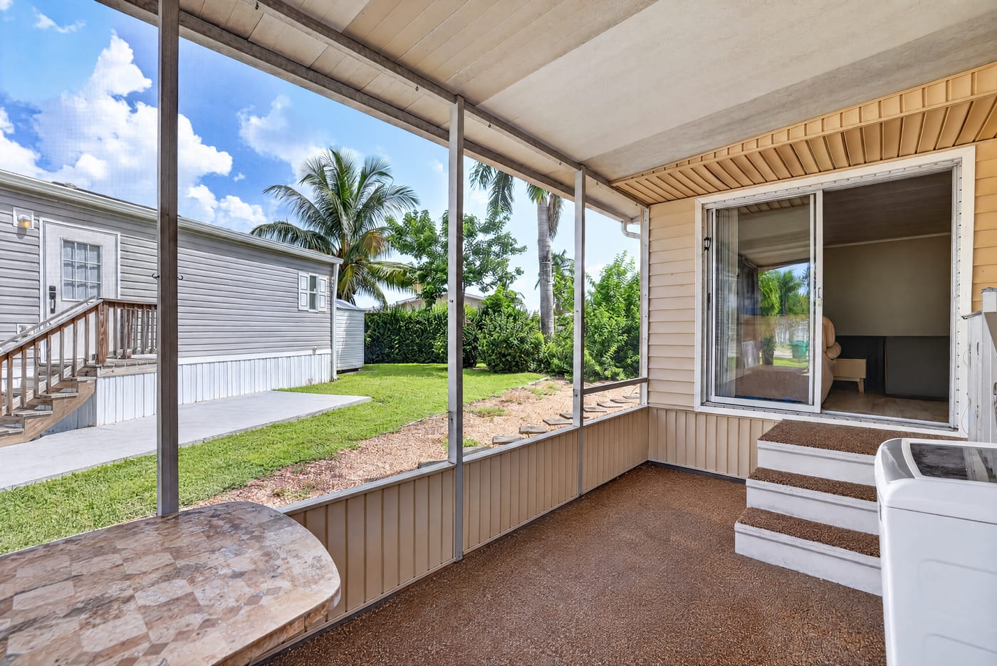 After batchlook: Screened lanai, decluttered