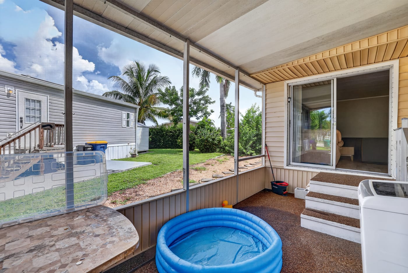 Before batchlook: Screened lanai, decluttered